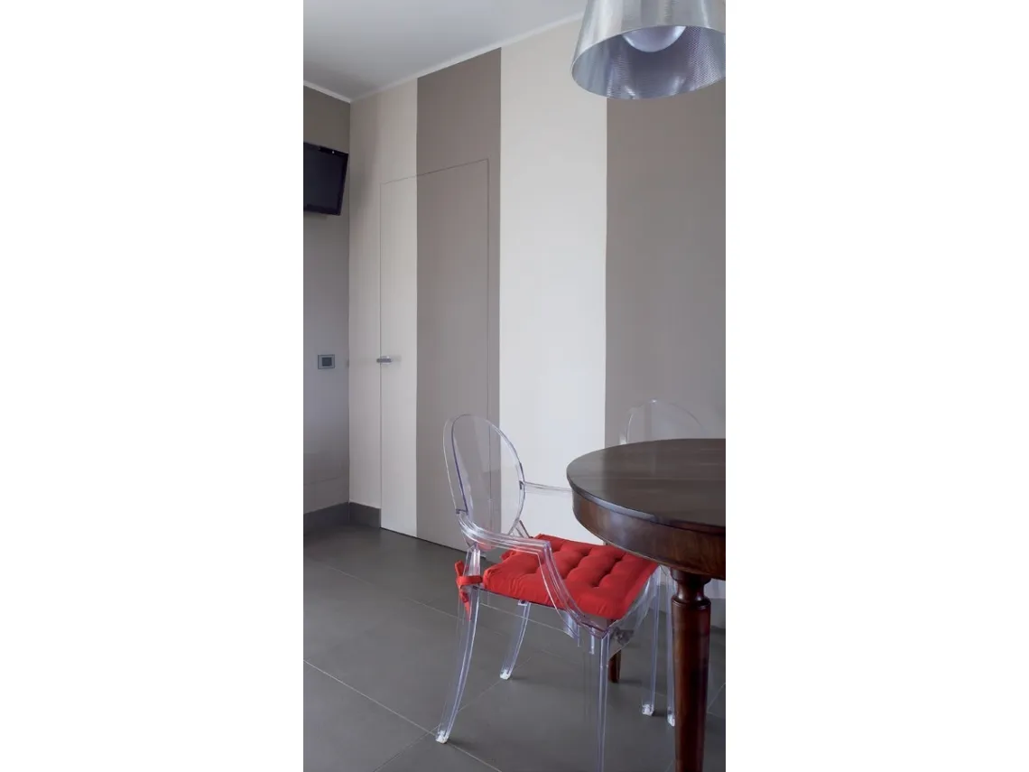 Porta per interni con anta battente Filo muro con decoro 02 che cambia immagine e stile grazie agli interventi decorativi che la caratterizzano di RasoParete