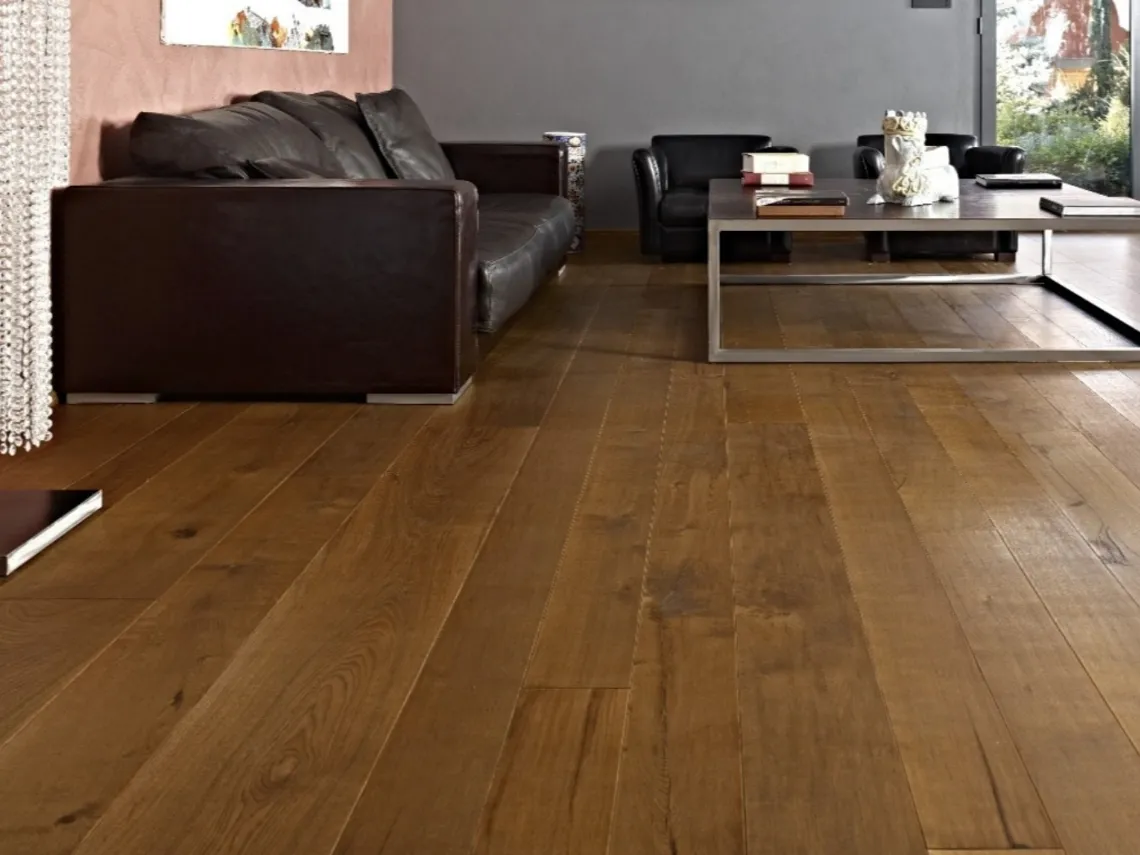 Parquet Fior di Brono in Rovere invecchiato dai toni caramellati di Fiemme Tremila