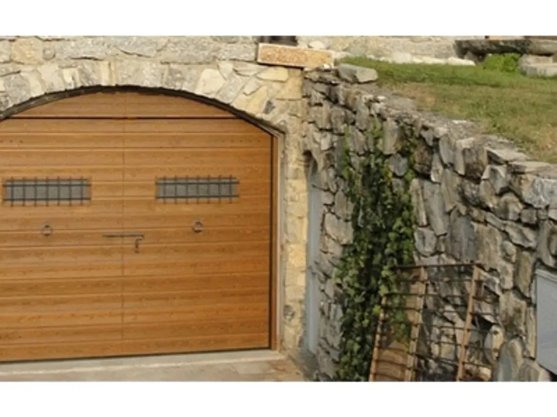 Porta sezionale in legno per Garage Cardinello di BGG